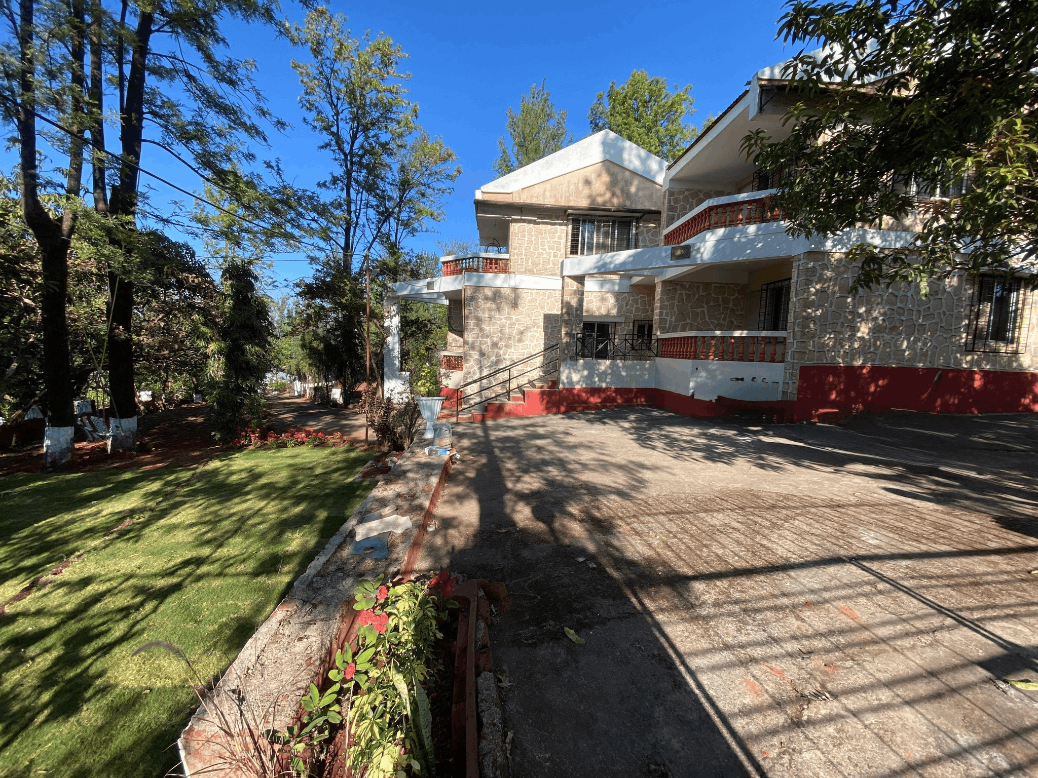 Panchgani - Beautiful Valley View NA Plot(30,000 SQFT) with 4 BHK(3000 SQFT Built up) Bungalow for Sale